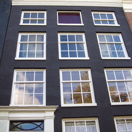 Huis met gevel met rechte lijst en deurpartij