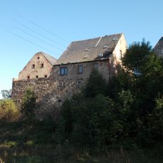 Südliches Wohnstallhaus, zwei Seitengebäude und Scheune eines Vierseithofes sowie Brücke und Allee