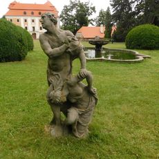 Socha Atys a Ia v zámeckém parku ve Valči