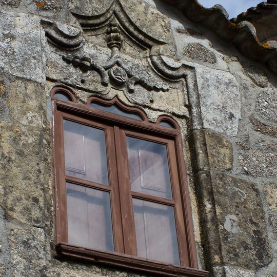 Casas com janelas manuelinas na rua da Procissão