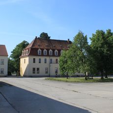 Herrenhaus des ehemaligen Rittergutes, heute Verwaltungsgebäude Uebigauer Straße 10