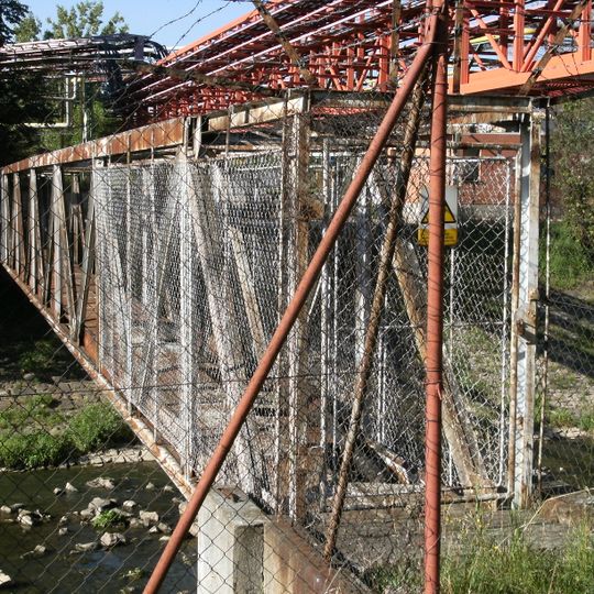 Neveřejná pěší lávka přes Dřevnici proti budově č. 246 ve Zlíně