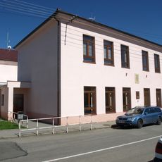 Pamětní desky obětem 2. světové války na škole v Křenovicích