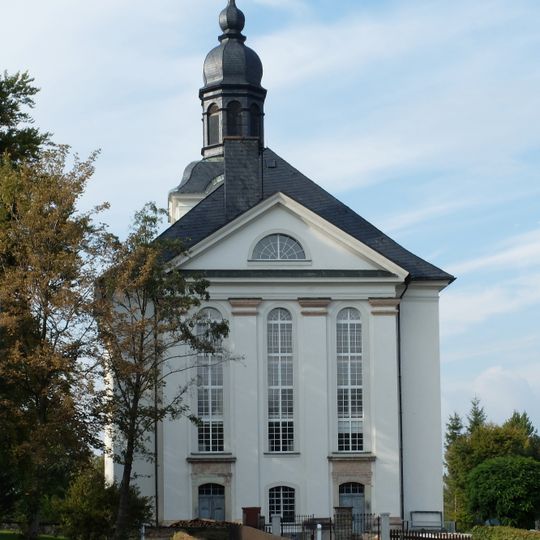 Kirche und Kirchhof mit Einfriedung und Grabmal Dorfstraße 76