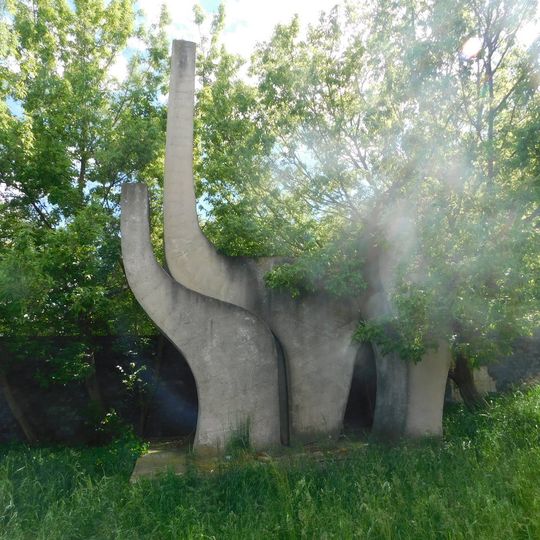 Betonová plastika u vjezdu do Fakultní nemocnice Brno