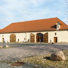 Sachgesamtheit Rittergut Thallwitz, mit den Einzeldenkmalen: Herrenhaus/Pächterhaus (Nr. 5), zwei Kavaliershäuser (Nr. 4 und Nr. 8) und Scheune (Nr. 9) eines ehemaligen Rittergutes (siehe Einzeldenkmalliste - Obj. 08972452) und mit den Sachgesamthe