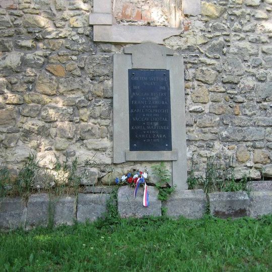 Pomník padlým v 1. sv. válce ve stěně kostela Nanebevzetí Panny Marie na náměstí v Katusicích