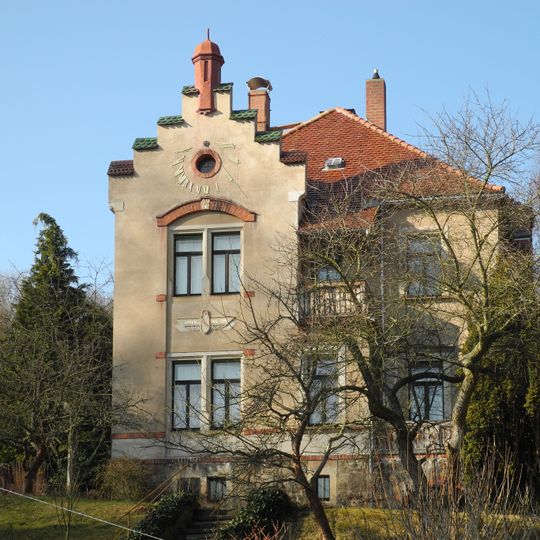 Fabrikantenvilla mit Sonnenuhr und Einfriedung Schulstraße 8