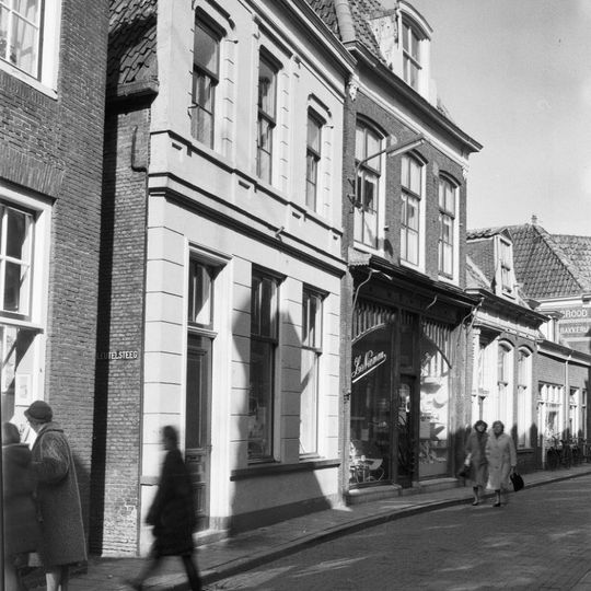 Pand onder oude kap, gevel gemoderniseerd