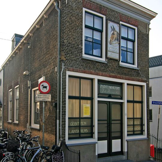 Voormalige zadelmakerij met woning, gebouwd in een sobere, Ambachtelijk-traditionele stijl in opdracht van de familie De Koning