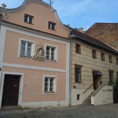 Reliéf svatého Jana Nepomuckého na domě Vlkova 10 ve Znojmě