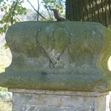 Podstavec ulomeného kříže v zahradě domu 57 v Horní Chřibské