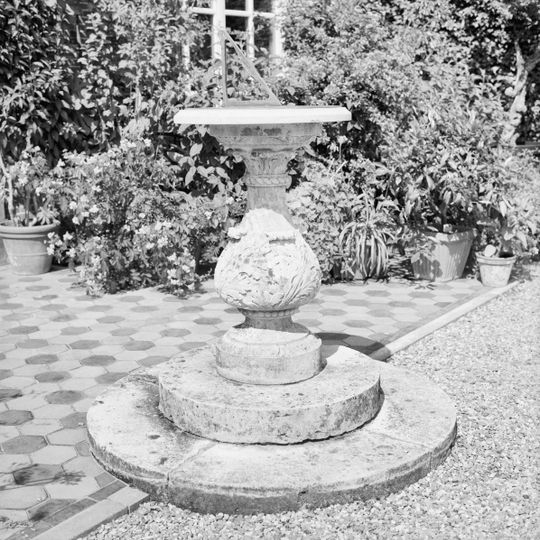 Twickel: sokkel oranjerietuin