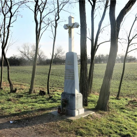 Kříž u polní cesty severně od Sadské