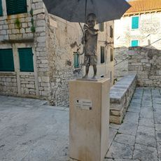 Dječak s kišobranom