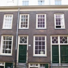 Pand met gevel onder rechte lijst met attiekverdieping