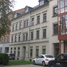 Mietshaus in geschlossener Bebauung mit Vorgarten Straße der Nationen 110