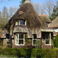 Woonhuis in aan de Amsterdamse School verwante stijl met invloeden van de cottage-stijl