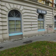 Pamětní deska Rudolfa Loose na domě Korunovační 924/19 na Letné