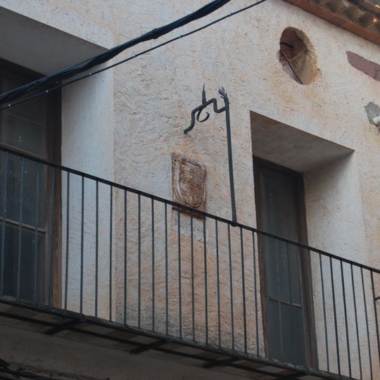 Escudo heráldico situado en la fachada de la Casa Abadía