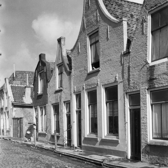 Huis met klokgevel aan de straat