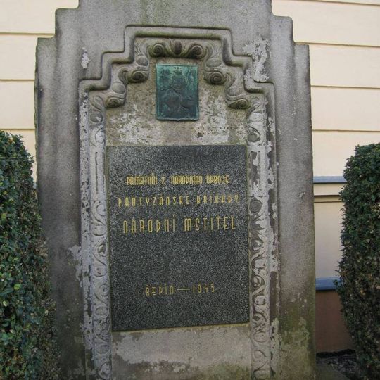 Pomník partyzánské skupiny Národní mstitel u levého křídla ZŠ ve středu Řepína