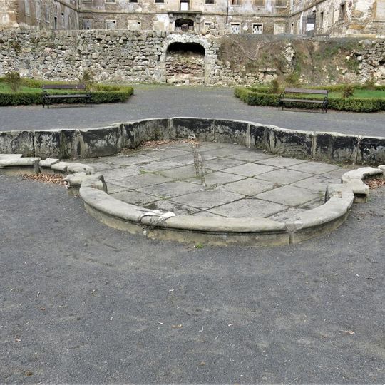 Kašna v zámeckém parku v Lipové