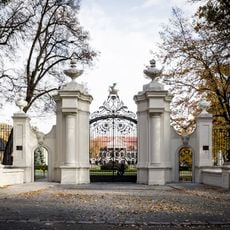 Ogrodzenie z bramami i z łącznikami między budynkami pałacowymi