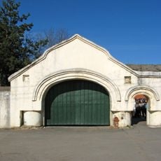 Ограда с воротами (Виллози)