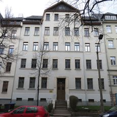 Mietshaus in geschlossener Bebauung mit Vorgarten Orthstraße 2