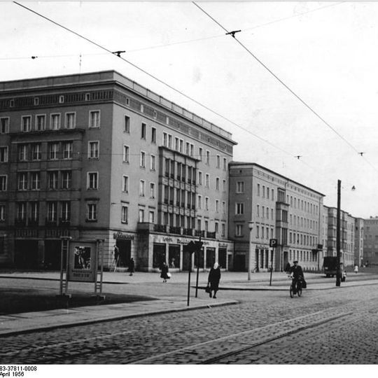 Wohnhauszeilen eines Wohngebietes, entstanden im Rahmen einer einheitlichen Gesamtplanung Reitbahnstraße 19, 21, 23, 24 bis 42, 44, 46, 48, 50, 52, 80, 82, 84