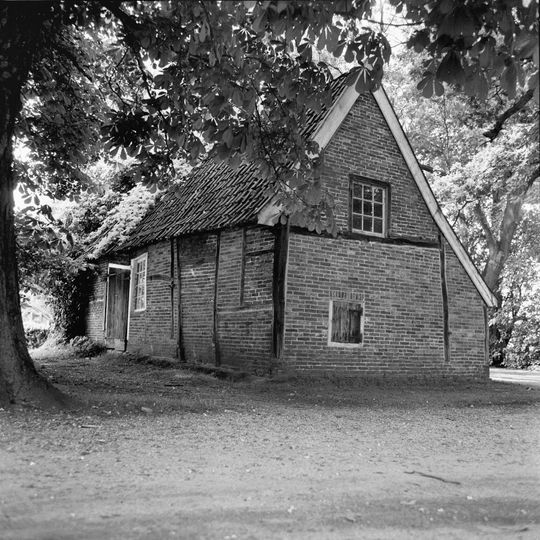Schaapskooi, gedekt met pannen, een houten topgevel, een eindgevel met wolfeinde