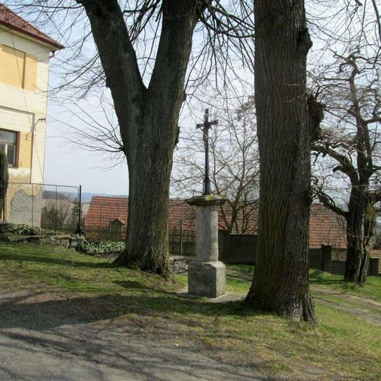 Kříž v Myslívu u křižovatky