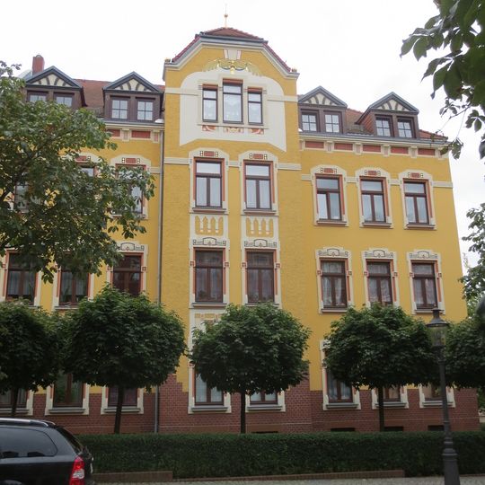 Mietshaus in halboffener Bebauung mit Vorgarten Luisenstraße 1
