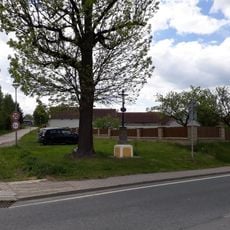 Kříž v Bečicích na rozcestí