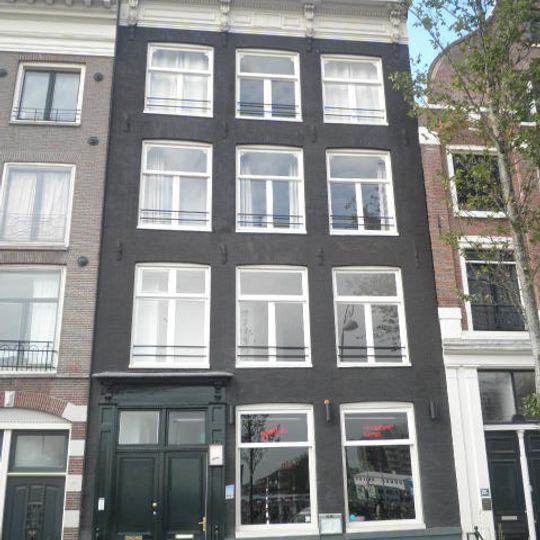 Pand met gevel onder rechte lijst met consoles