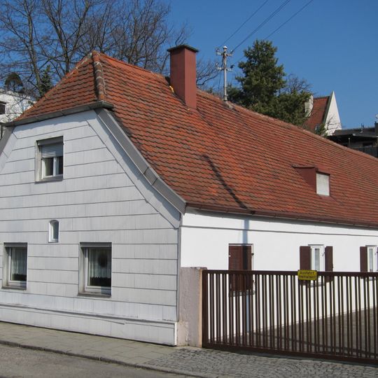 Langgestreckter Bau