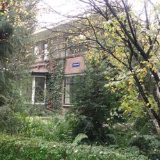 Dubbelwoning met schuurtjes, sickeszlaan 1-3, gebouwd op een rechthoekige plattegrond, bestaand uit twee bouwlagen onder een plat overstekend dak