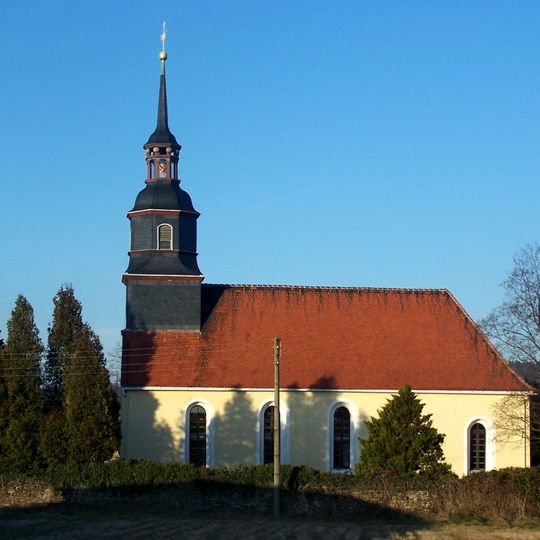 Evangelische Pfarrkirche mit Kirchhof, ein Grabmal an der Kirchenwand und umgebende Einfriedungsmauer mit Kirchhofstor Kleindittmannsdorfer Straße 3a