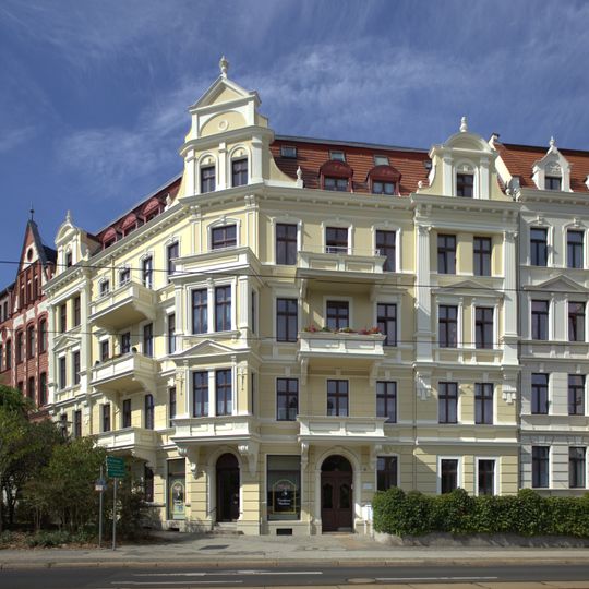 Wohnhaus in geschlossener Bebauung, mit Laden, teils mit originaler Front und Vorgarten Zittauer Straße 8