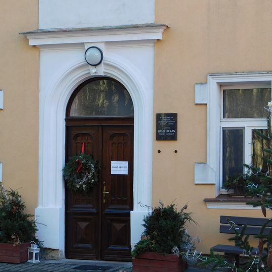 Pamětní deska kardinála Josefa Berana v Mukařově