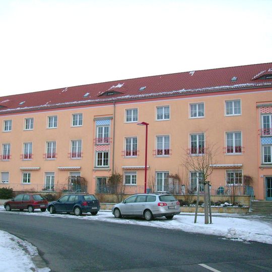 Mehrfamilienhaus der Wohnanlage Bahnhofsvorstadt, ehemals mit Läden Am Bahnhofsvorplatz 4a, 4b, 4c, 4d, 4e, 4f, 4g