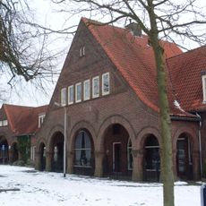 Langgerekt woonblok met zes woningen en twee woon/winkelpanden