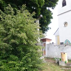 Kříž ve Skalici u kostela