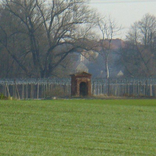 Kaplička v poli severovýchodně od Zálužic