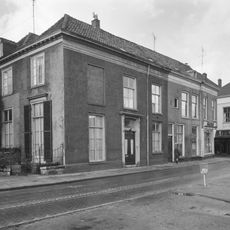 Pand met acht vensterassen brede gevel aan de boompjeswal