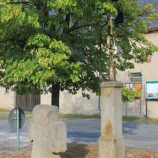 Betkreuz und Rest eines Steinkreuzes Am Klosterwasser