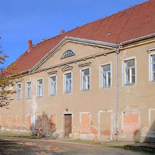 Einzeldenkmale der Sachgesamtheit Schloss und Rittergut Weistropp: Schloss Wirtschaftsgebäude sowie Gedenksäule eines Rittergutes mit Einfriedungsmauer (siehe Sachgesamth