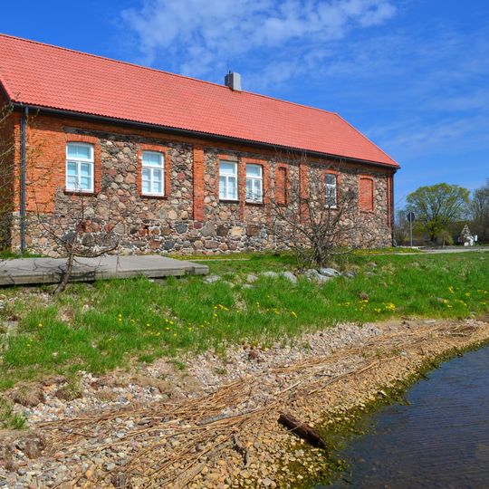 Bijusī Pāvilostas Loču māja ar laivu novietni un Sakas upes krasta bruģi