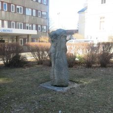 Kamenná plastika před budovou B v nemocnici Liberec